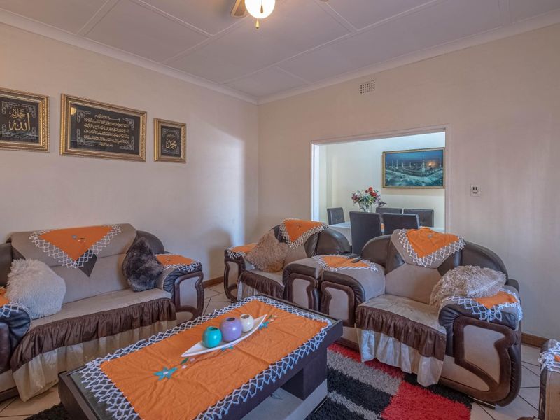 3 Bed House with 2 Income-Generating Cottages  - Photo 8