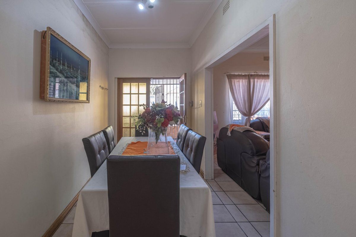 3 Bed House with 2 Income-Generating Cottages  - Photo 5