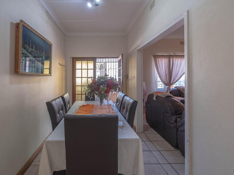 3 Bed House with 2 Income-Generating Cottages  - Photo 5