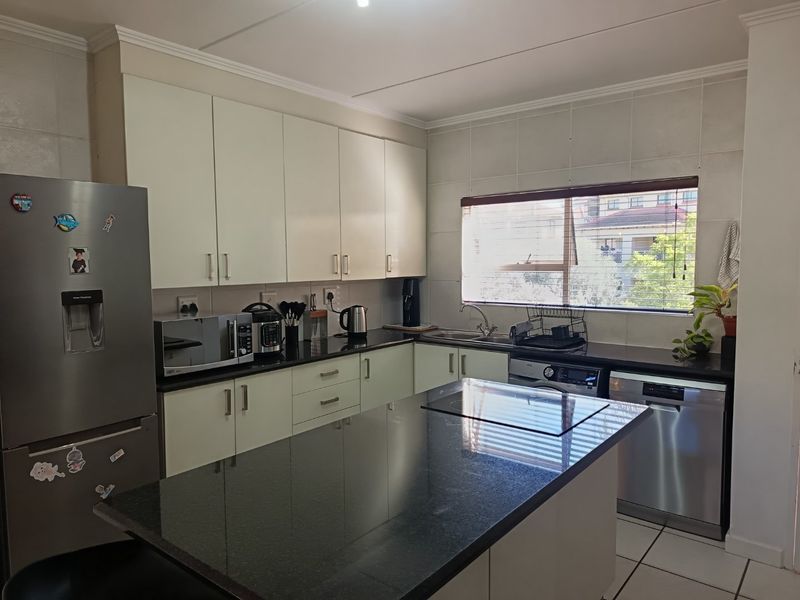 Top-Floor Townhouse with Loft, Dual Balconies & Future 3rd Bedroom Potential! - Photo 1