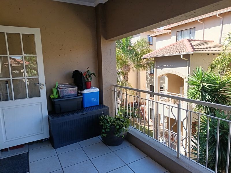 Top-Floor Townhouse with Loft, Dual Balconies & Future 3rd Bedroom Potential! - Photo 9