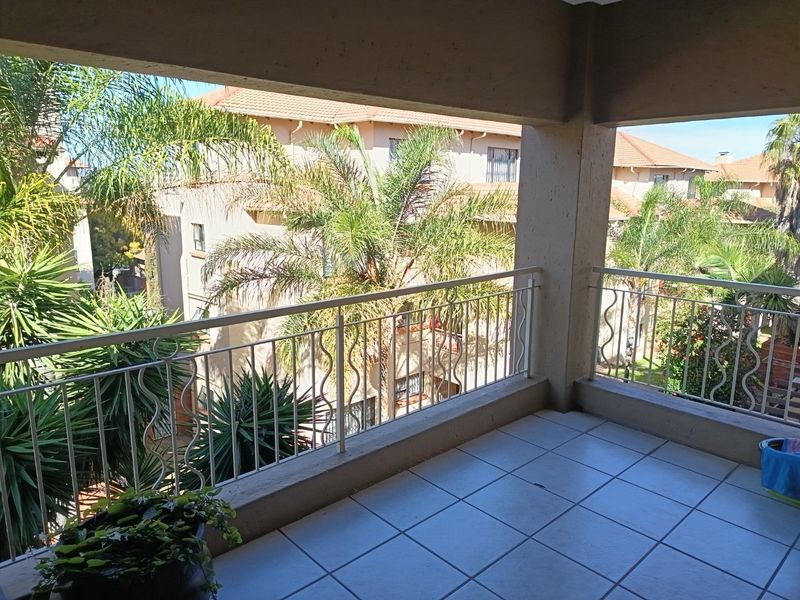 Top-Floor Townhouse with Loft, Dual Balconies & Future 3rd Bedroom Potential! - Photo 8