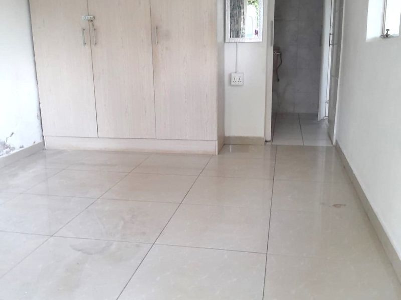 Studio Bachelor Cottage on Shared Property To Let- Marshal Road, Athlone, Pietermaritzburg - Photo 2