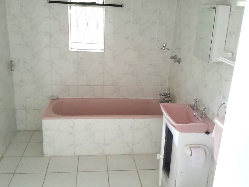 Studio Bachelor Cottage on Shared Property To Let- Marshal Road, Athlone, Pietermaritzburg - Photo 4