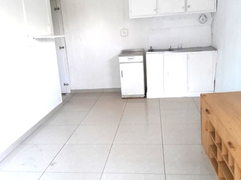 Studio Bachelor Cottage on Shared Property To Let- Marshal Road, Athlone, Pietermaritzburg - Photo 1