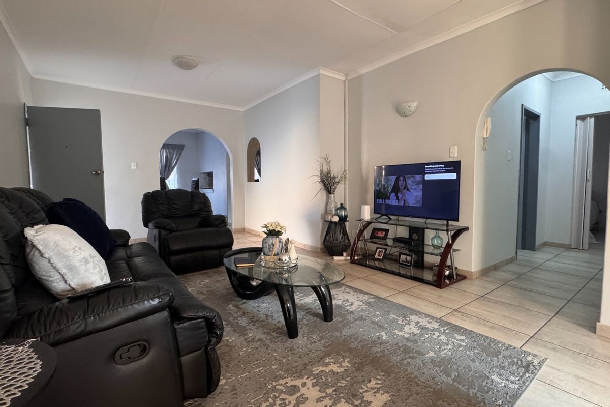Modern, Spacious and Pet-Friendly Simplex - A Place to Call Home in Three Rivers - Photo 3