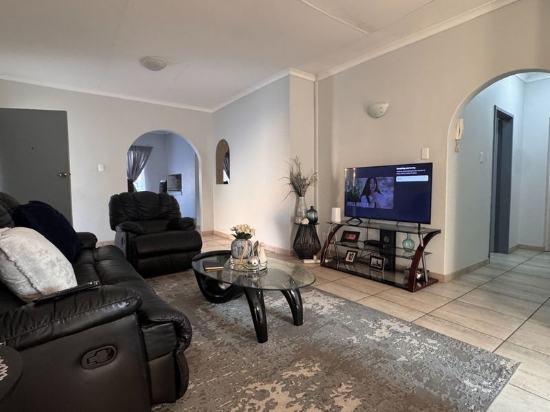 Modern, Spacious and Pet-Friendly Simplex - A Place to Call Home in Three Rivers - Photo 3