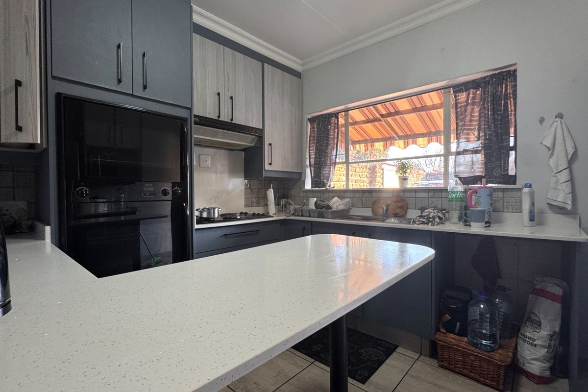 Modern, Spacious and Pet-Friendly Simplex - A Place to Call Home in Three Rivers - Photo 2