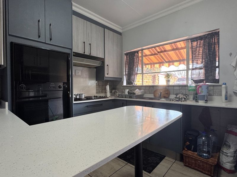 Modern, Spacious and Pet-Friendly Simplex - A Place to Call Home in Three Rivers - Photo 2