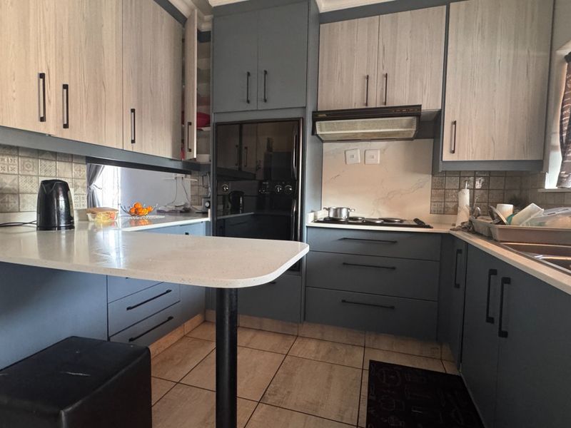 Modern, Spacious and Pet-Friendly Simplex - A Place to Call Home in Three Rivers - Photo 1