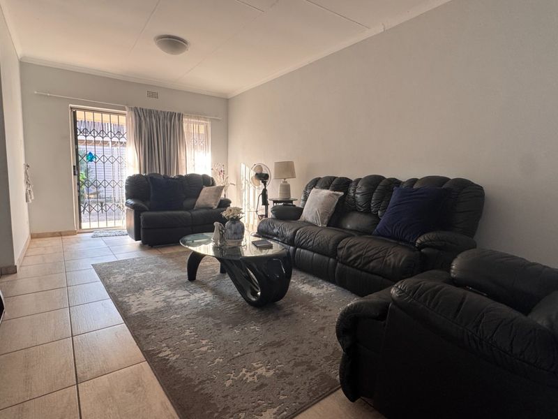Modern, Spacious and Pet-Friendly Simplex - A Place to Call Home in Three Rivers - Photo 4