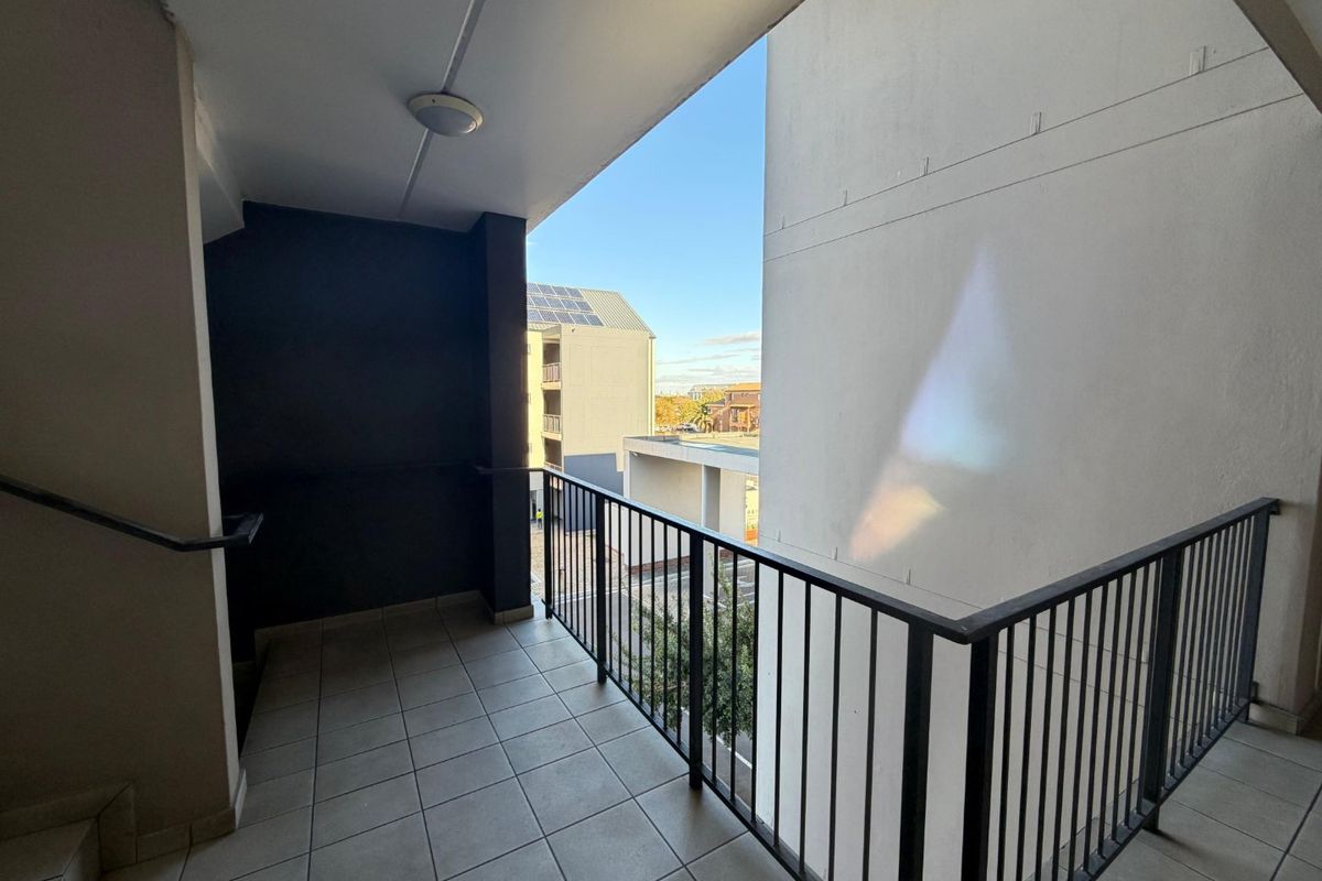 MOVE-IN READY GEM ON THE 2ND FLOOR – YOUR NEW HOME AWAITS!  - Photo 2