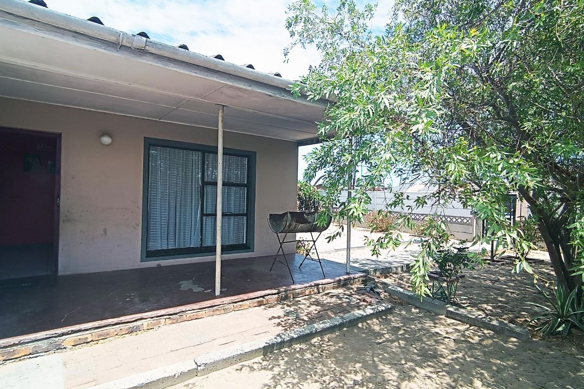 Family Home with Separate Flatlet, Flexible Living in Florida, Parow - Photo 2