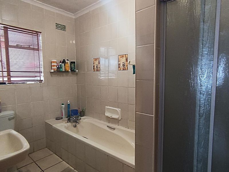 Family Home with Separate Flatlet, Flexible Living in Florida, Parow - Photo 9