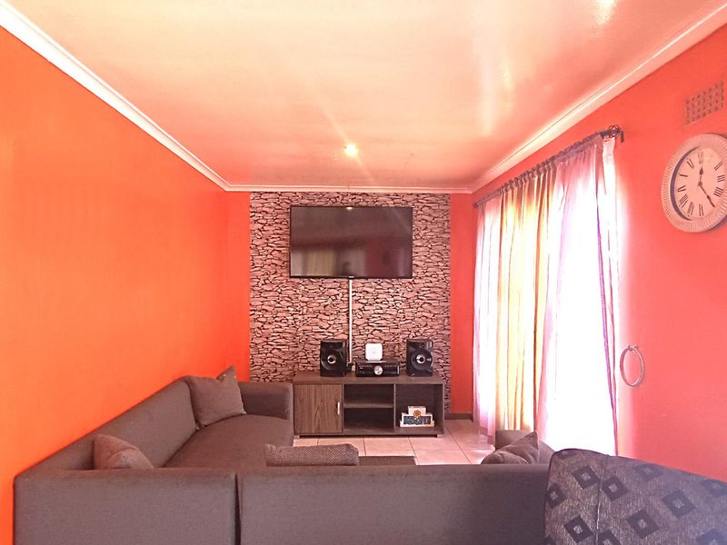 Family Home with Separate Flatlet, Flexible Living in Florida, Parow - Photo 5