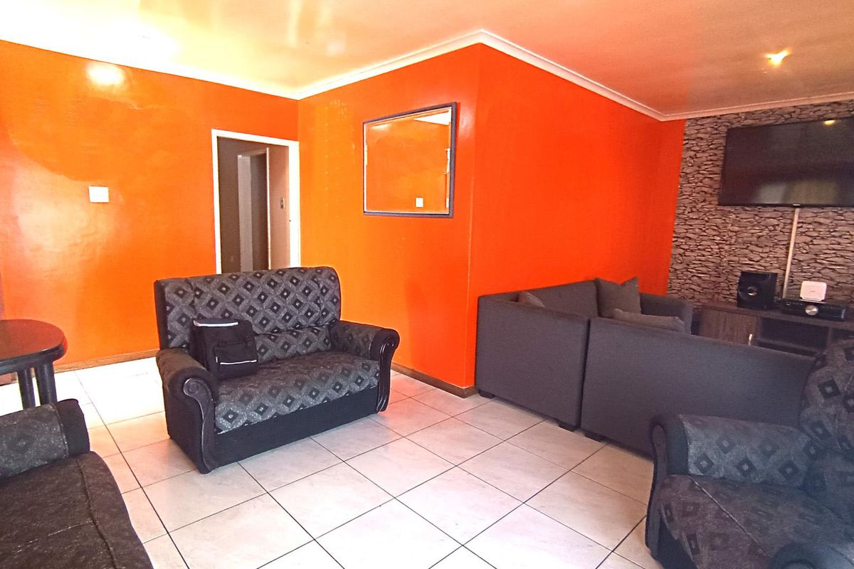 Family Home with Separate Flatlet, Flexible Living in Florida, Parow - Photo 4