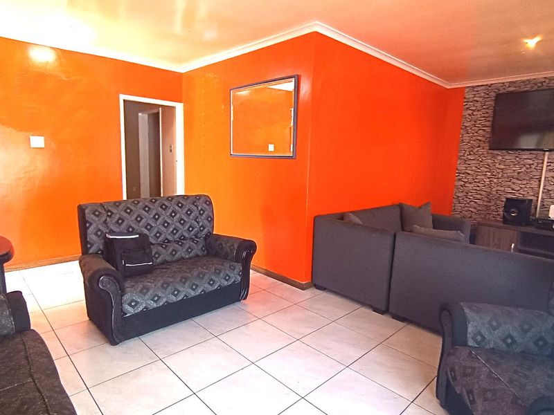 Family Home with Separate Flatlet, Flexible Living in Florida, Parow - Photo 4