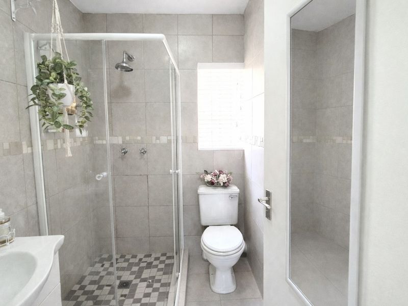 BEAUTIFUL 2 Bedroom 2 Bathroom renovated ground floor  - Rietvalleirand - Photo 10
