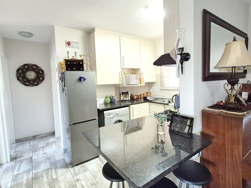 BEAUTIFUL 2 Bedroom 2 Bathroom renovated ground floor  - Rietvalleirand - Photo 8