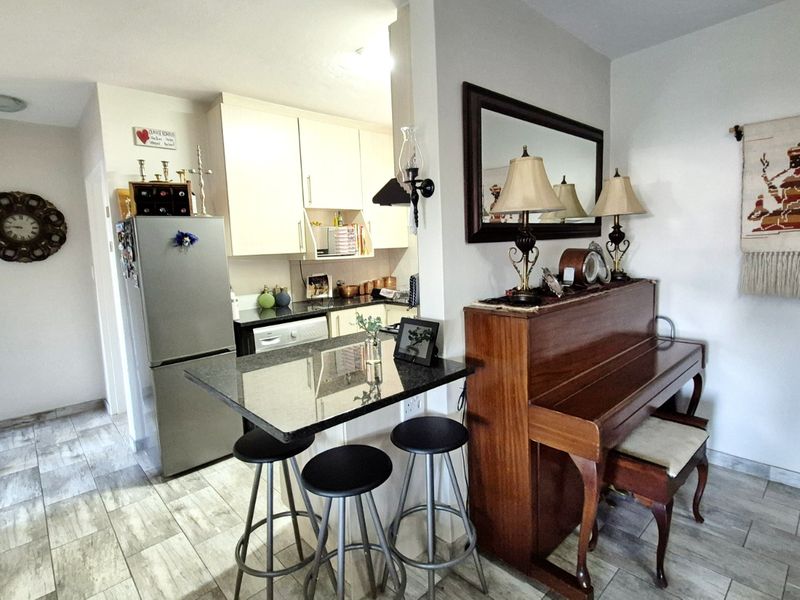 BEAUTIFUL 2 Bedroom 2 Bathroom renovated ground floor  - Rietvalleirand - Photo 7