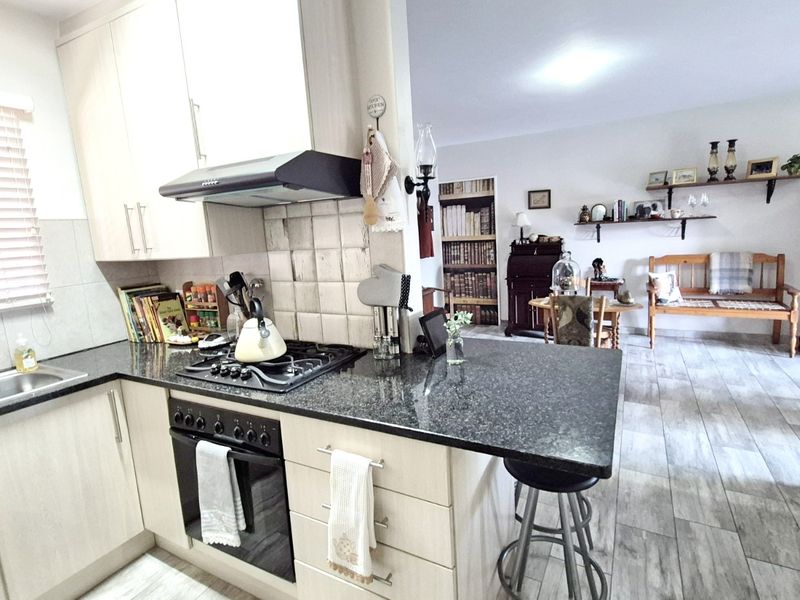 BEAUTIFUL 2 Bedroom 2 Bathroom renovated ground floor  - Rietvalleirand - Photo 6