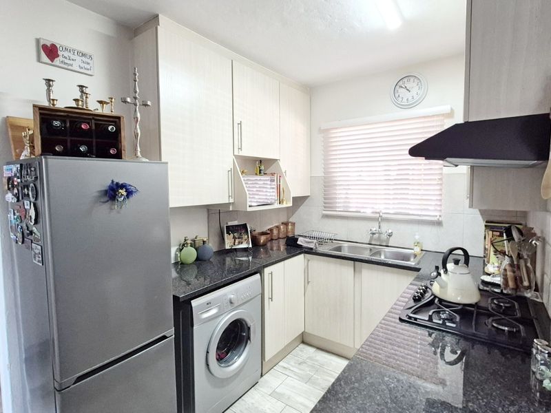 BEAUTIFUL 2 Bedroom 2 Bathroom renovated ground floor  - Rietvalleirand - Photo 5