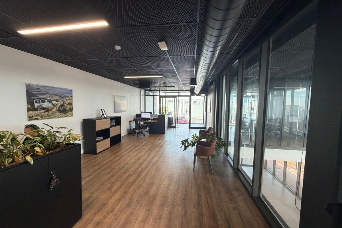 Exceptional Waterfront Office Space with Showroom and Executive Boardroom - Photo 4