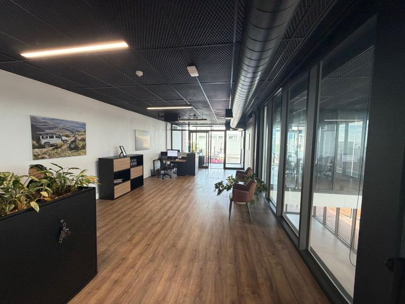 Exceptional Waterfront Office Space with Showroom and Executive Boardroom - Photo 4