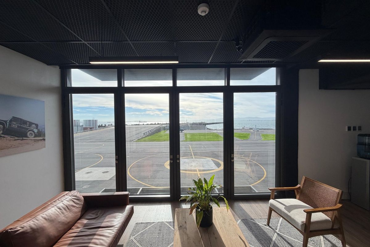 Exceptional Waterfront Office Space with Showroom and Executive Boardroom - Photo 2