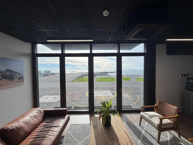Exceptional Waterfront Office Space with Showroom and Executive Boardroom - Photo 2