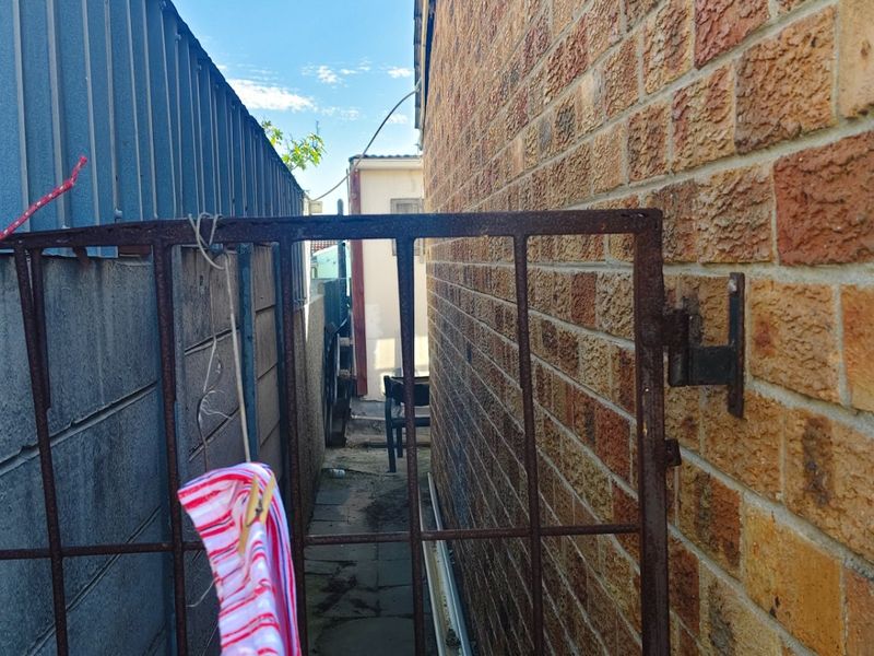 2 Bedroom House For Sale In Lentegeur  - Photo 7