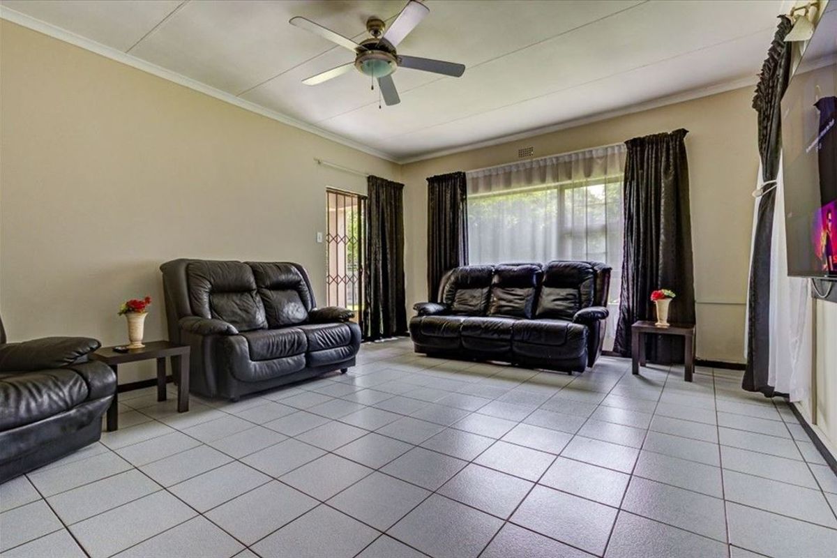 Spacious 3-Bedroom Family Home with Staff Quarters - Photo 2