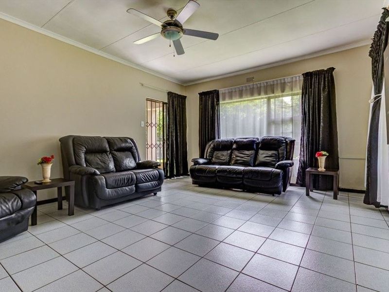 Spacious 3-Bedroom Family Home with Staff Quarters - Photo 2