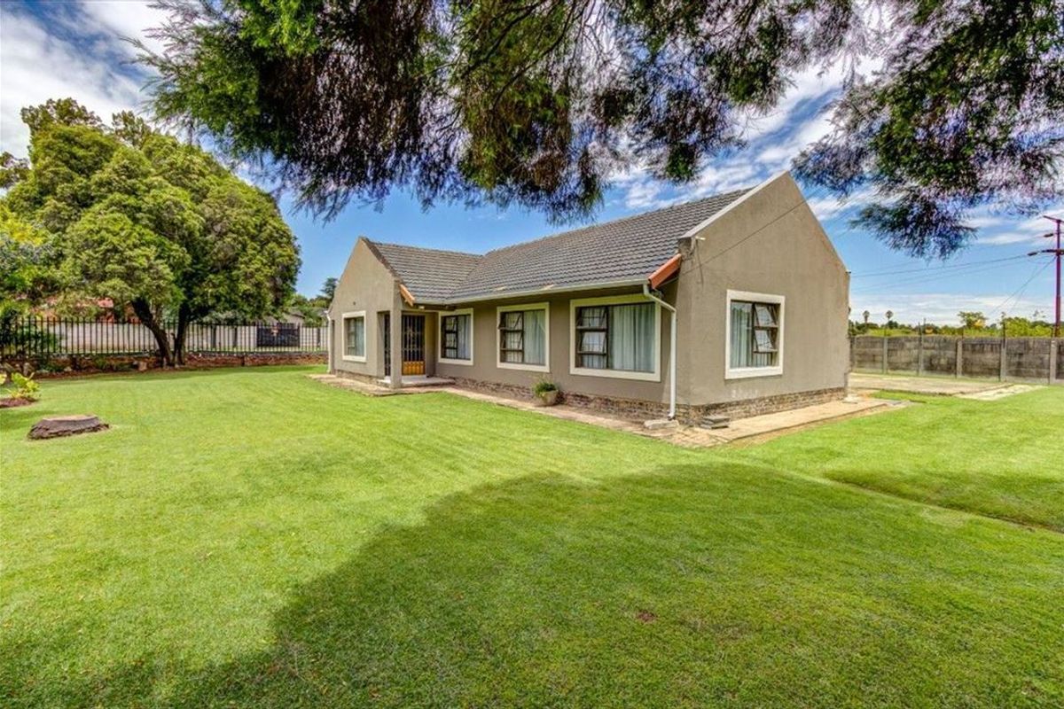 Spacious 3-Bedroom Family Home with Staff Quarters - Photo 3