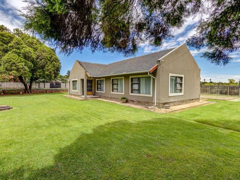 Spacious 3-Bedroom Family Home with Staff Quarters - Photo 3