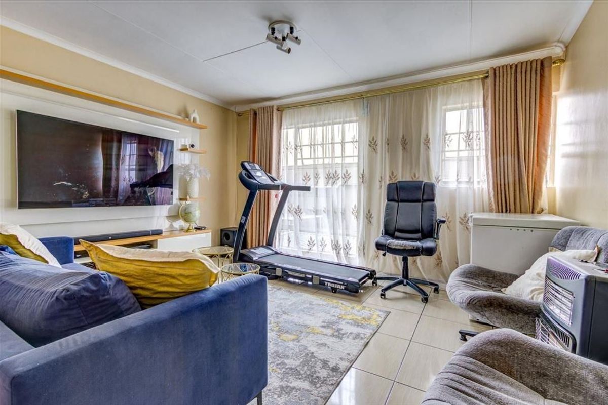 Charming Family Home with Pool and Spacious Living Areas - Photo 2