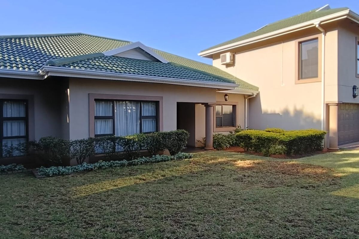 To let in Somerset Pak, elegant family home with loft apartment. - Photo 2