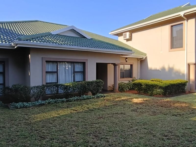 To let in Somerset Pak, elegant family home with loft apartment. - Photo 2