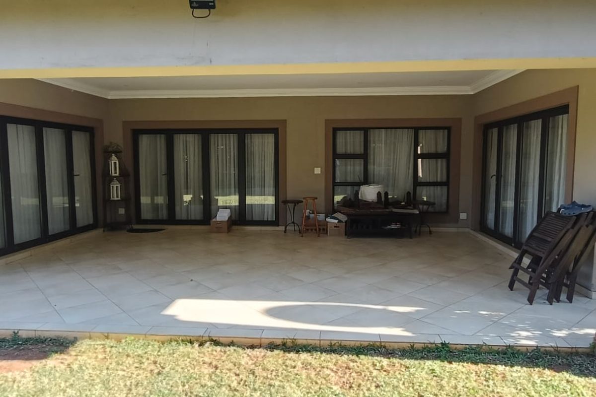 To let in Somerset Pak, elegant family home with loft apartment. - Photo 3