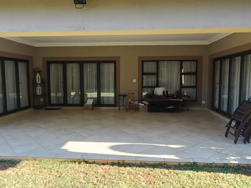 To let in Somerset Pak, elegant family home with loft apartment. - Photo 3
