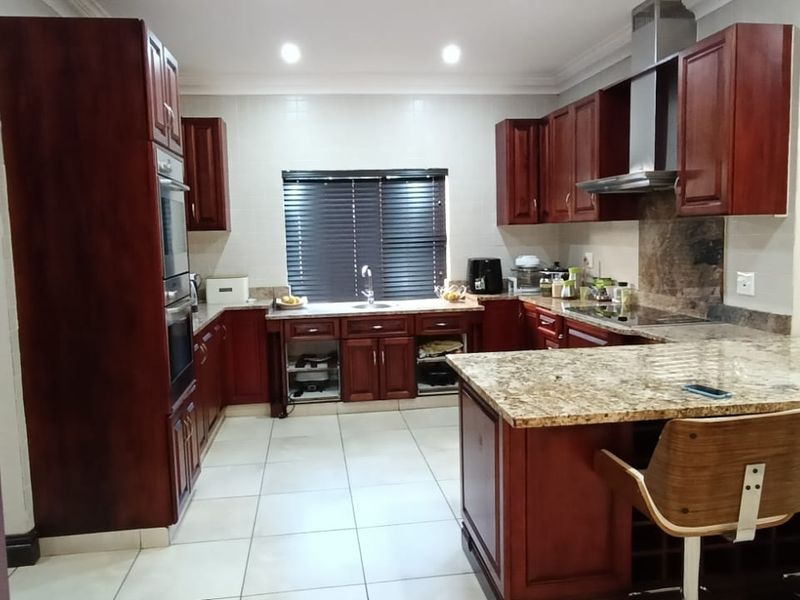 To let in Somerset Pak, elegant family home with loft apartment. - Photo 10