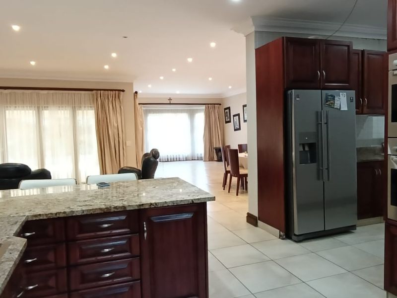 To let in Somerset Pak, elegant family home with loft apartment. - Photo 9