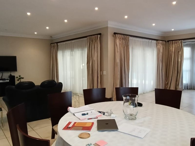 To let in Somerset Pak, elegant family home with loft apartment. - Photo 8