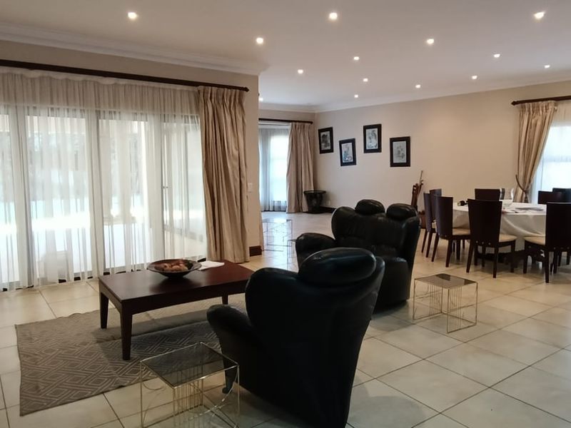 To let in Somerset Pak, elegant family home with loft apartment. - Photo 7