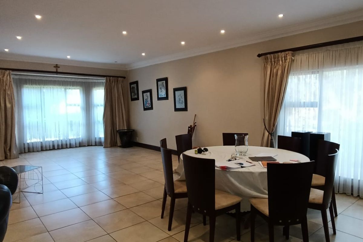 To let in Somerset Pak, elegant family home with loft apartment. - Photo 5