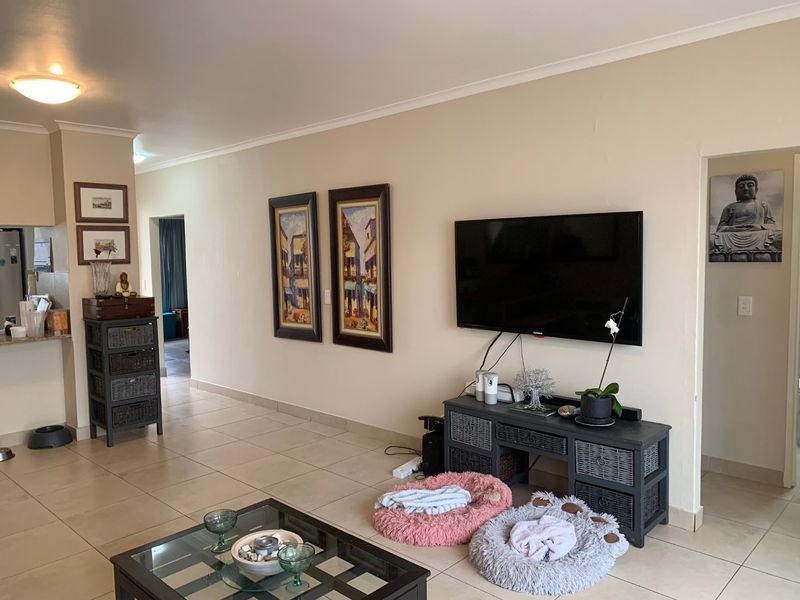 4 Bedroom House in Rondebosch - Photo 10
