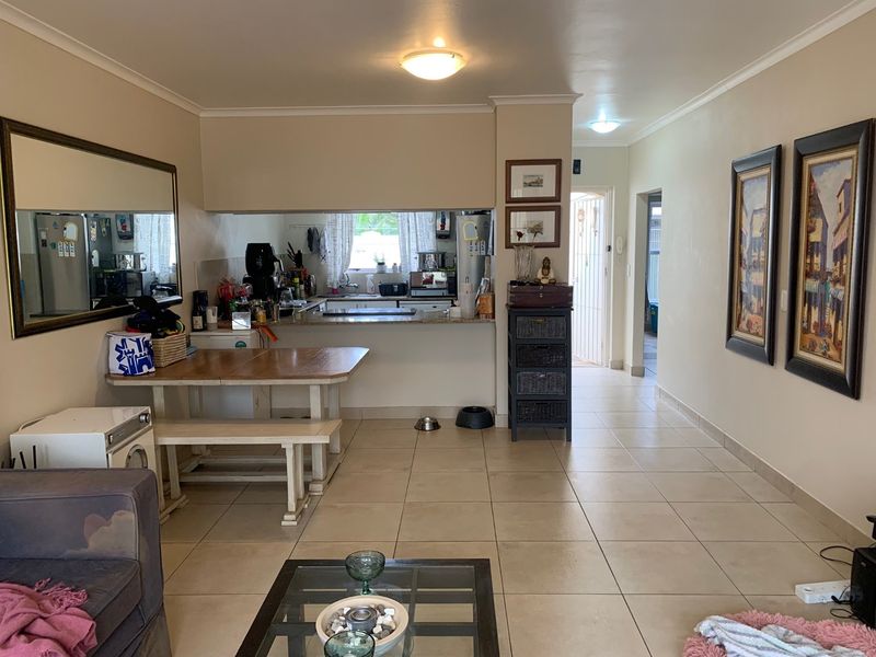 4 Bedroom House in Rondebosch - Photo 8