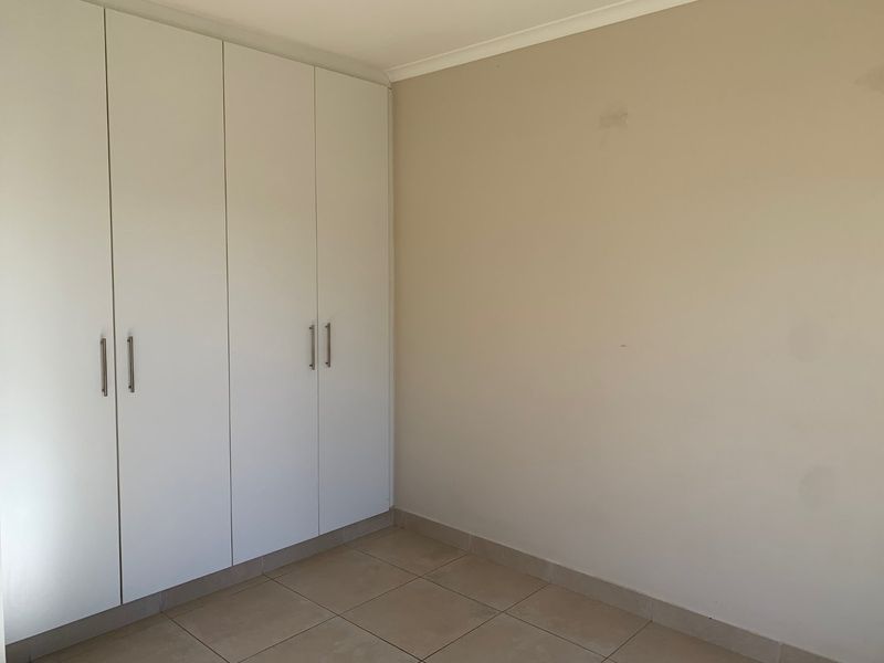 4 Bedroom House in Rondebosch - Photo 10