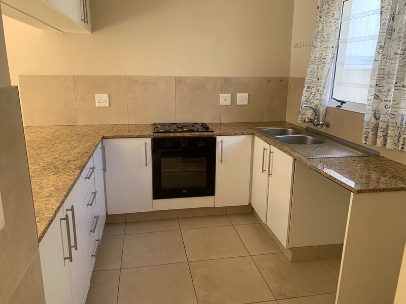 4 Bedroom House in Rondebosch - Photo 5