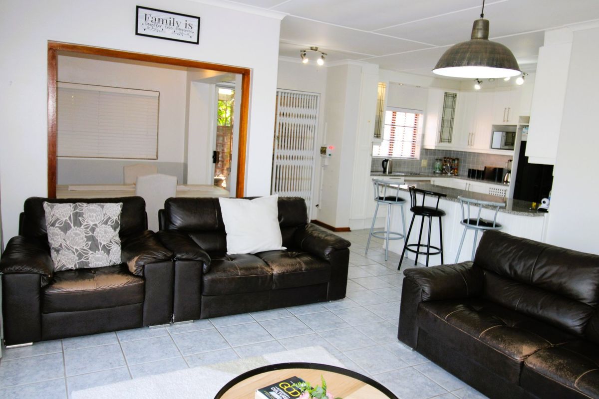 Stunning Modern Family Home with Captivating Charm  - Photo 5
